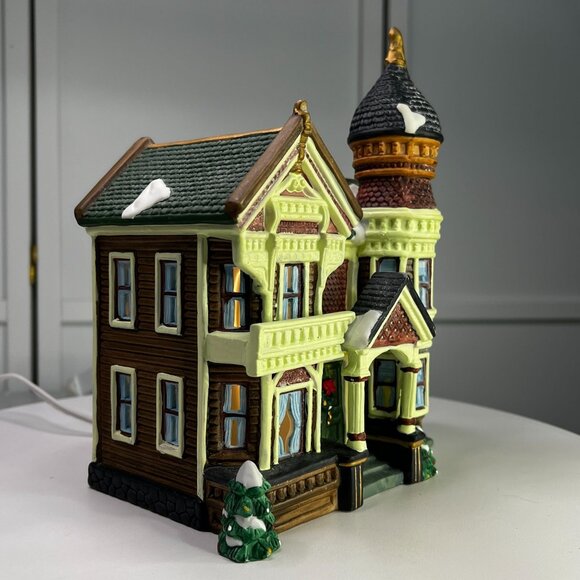 Santa's Workbench Talbot Place, Towne Series Christmas Village Building - 2000 - Picture 3 of 13